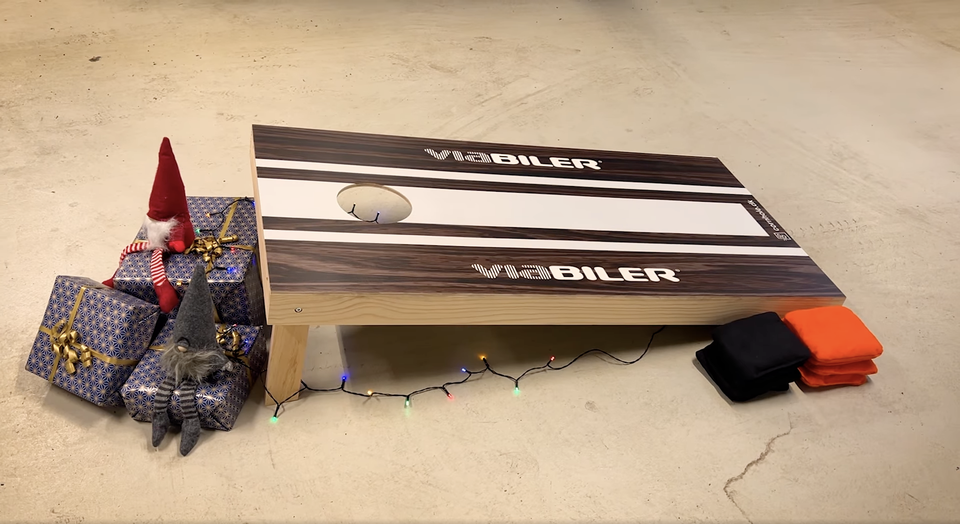 Niestandardowe zestawy prezentowe cornhole wystawione razem